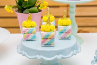 Brezilya 'da yaygın olarak kullanılan bir tema olan tek boynuzlu at temalı doğum günü dekorasyonu