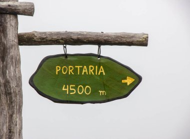 Sözcüklerle bilgi işareti: kapıcı 4500 metre