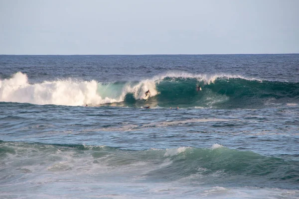 Surfer Fali Plaży Arpoador Rio Janeiro Brazylia Marca 2020 Surfer — Zdjęcie stockowe