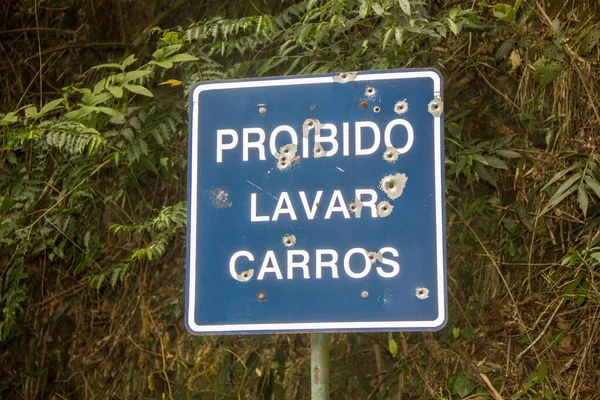 Brazylijskie Tablice Informacyjne Przebite Kulami Słowami Parking Zabroniony — Zdjęcie stockowe