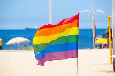 Rio de Janeiro Brrazil 'deki Copacabana plajında LGBT halkı tarafından kullanılan gökkuşağı bayrağı.