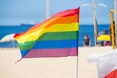 Rio de Janeiro Brrazil 'deki Copacabana plajında LGBT halkı tarafından kullanılan gökkuşağı bayrağı.