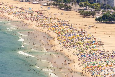 Rio de Janeiro Brezilya 'da tipik güneşli bir Pazar gününde Copacabana plajı.