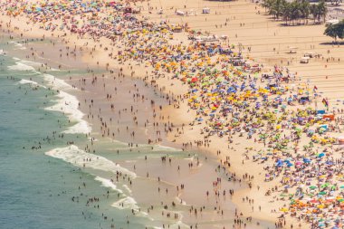 Rio de Janeiro Brezilya 'da tipik güneşli bir Pazar gününde Copacabana plajı.
