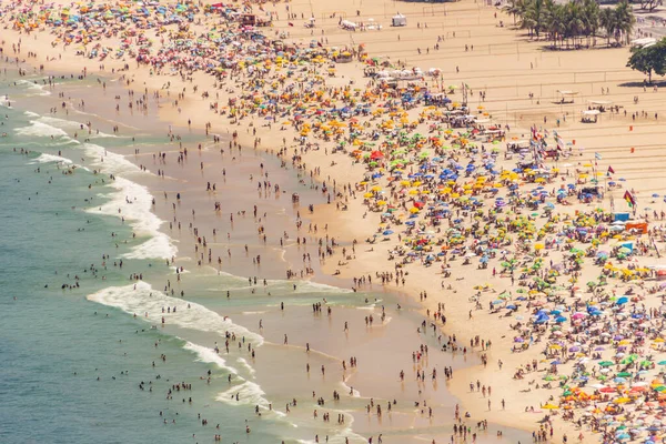 Rio de Janeiro Brezilya 'da tipik güneşli bir Pazar gününde Copacabana plajı.