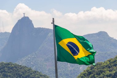 Rio de Janeiro Brezilya 'da arka planda kurtarıcı İsa' nın resmiyle Brezilya bayrağı.