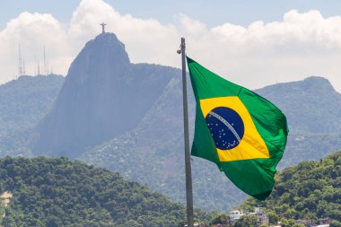 Rio de Janeiro Brezilya 'da arka planda kurtarıcı İsa' nın resmiyle Brezilya bayrağı.