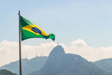 Rio de Janeiro Brezilya 'da arka planda kurtarıcı İsa' nın resmiyle Brezilya bayrağı.