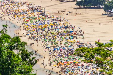 Rio de Janeiro Brezilya 'da tipik güneşli bir Pazar gününde Copacabana plajı.