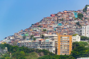 Rio de Janeiro Brezilya 'daki Leblon bölgesinden beri Vidigal Tepesi.