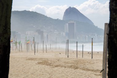 Rio de Janeiro Brezilya 'daki koronavirüs karantinası sırasında boş Copacabana plajı.