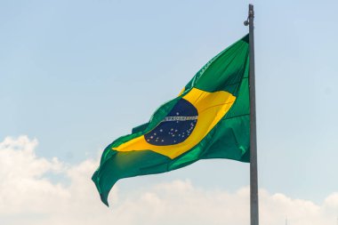 Brezilya bayrağı Rio de Janeiro Brezilya 'da mavi arka planda.