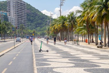 Rio de Janeiro, Brezilya 'da Copacabana kaldırımında yürüyen insanlar - 15 Mart 2020: güneşli bir günde Rio de Janeiro' da Copacabana kaldırımında yürüyen insanlar.