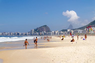 Rio de Janeiro, Brezilya 'da Copacabana' da kumsal dümeni - 15 Mart 2020: Copacabana 'da dümen kumsalı.