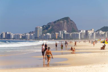 Rio de Janeiro, Brezilya 'da Copacabana' da kumsal dümeni - 15 Mart 2020: Copacabana 'da dümen kumsalı.