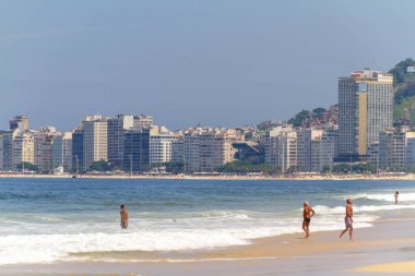 Rio de Janeiro, Brezilya 'da Copacabana' da kumsal dümeni - 15 Mart 2020: Copacabana 'da dümen kumsalı.