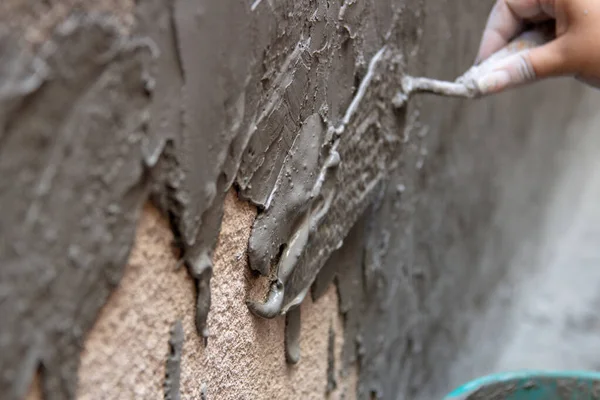 Rio de Janeiro Brezilya 'da bir duvara kova çimento döken kadın..