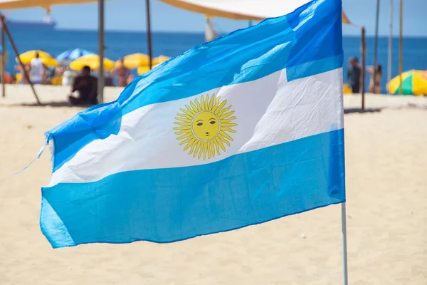 Σημαία Uruguay Εξωτερικούς Χώρους Στην Παραλία Copacabana Στο Ρίο Ντε — Φωτογραφία Αρχείου