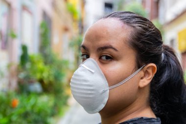 Kendini Rio de Janeiro 'daki koronavirüsten korumak için yüzünde maske olan beyaz kadın..