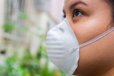 Kendini Rio de Janeiro 'daki koronavirüsten korumak için yüzünde maske olan beyaz kadın..