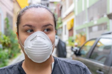 Kendini Rio de Janeiro 'daki koronavirüsten korumak için yüzünde maske olan beyaz kadın..