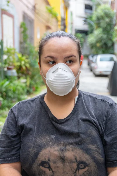 Kendini Rio de Janeiro 'daki koronavirüsten korumak için yüzünde maske olan beyaz kadın..