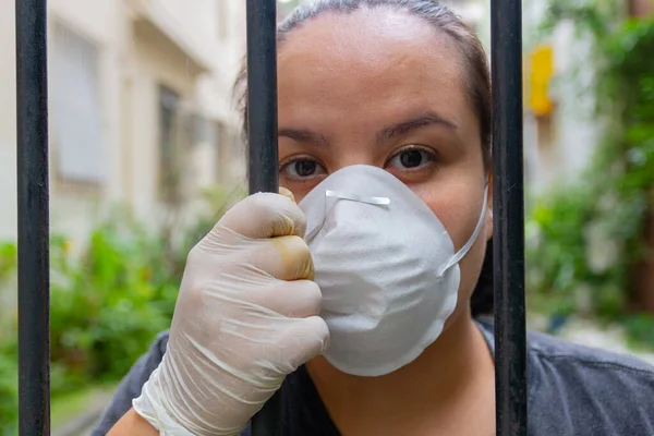 Rio de Janeiro 'da koronavirüs karantinası sırasında maske ve eldiven takan beyaz kadın..