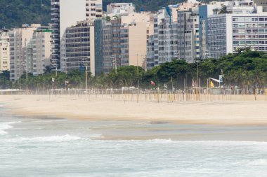 Rio de Janeiro Brezilya 'daki koronavirüs salgını sırasında Copacabana plajı bomboştu..