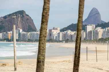 Rio de Janeiro Brezilya 'daki koronavirüs salgını sırasında Copacabana plajı bomboştu..