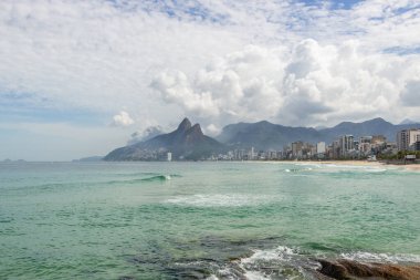 Rio de Janeiro, Brezilya 'daki koronavirüs salgını sırasında arpoador plajı boş..