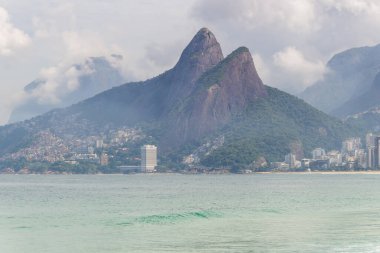 Brezilya, Rio de Janeiro 'daki Coronavirus salgını sırasında plajdan görülen iki kardeş tepesi..