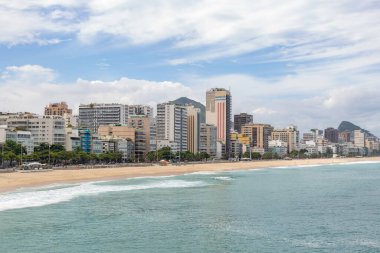 Brezilya Rio de Janeiro 'daki Coronavirus salgını sırasında kumlu leblon plajı.
