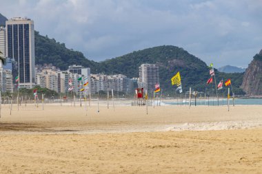 Rio de Janeiro Brezilya 'daki koronavirüs salgını sırasında Copacabana plajı bomboştu..