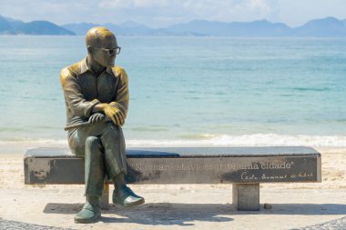 Şair Carlos Drummond de Andrade 'nin Rio de Janeiro, Brezilya' daki heykeli - 19 Nisan 2020: Şair Carlos Drummond de Andrade 'nin Rio de Janeiro Brezilya' daki Copacabana Plajı 'ndaki heykeli.