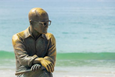 Şair Carlos Drummond de Andrade 'nin Rio de Janeiro, Brezilya' daki heykeli - 19 Nisan 2020: Şair Carlos Drummond de Andrade 'nin Rio de Janeiro Brezilya' daki Copacabana Plajı 'ndaki heykeli.