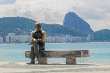 Şair Carlos Drummond de Andrade 'nin Rio de Janeiro, Brezilya' daki heykeli - 19 Nisan 2020: Şair Carlos Drummond de Andrade 'nin Rio de Janeiro Brezilya' daki Copacabana Plajı 'ndaki heykeli.
