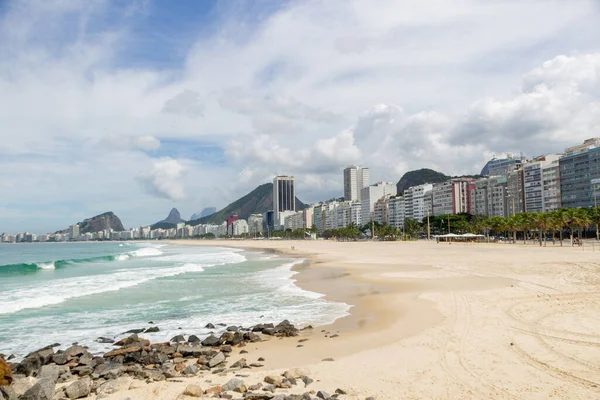 在巴西里约热内卢大流行病检疫期间 科帕卡巴纳海滩空无一人 — 图库照片