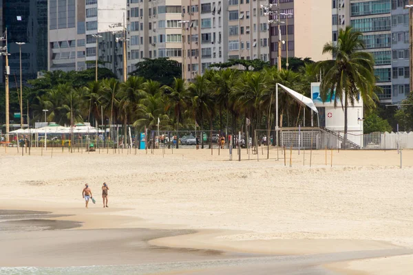Пара Идущая Пустому Пляжу Копакабана Время Пандемии Коронавируса Рио Жанейро — стоковое фото