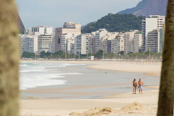 Pareja Caminando Playa Vacía Copacabana Durante Pandemia Coronavirus Rio Janeiro —  Fotos de Stock