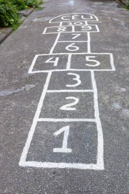 Seksek olarak bilinen klasik çocuk oyunu.