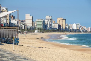 Brezilya Rio de Janeiro 'daki Coronavirus salgını sırasında kumlu leblon plajı.