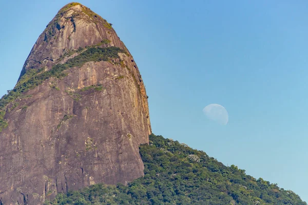 Dva Bratři Kopec Měsícem Zapadá Rio Janeiro Brazílie — Stock fotografie