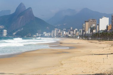 Rio de Janeiro Brezilya 'daki koronavirüs salgınının karantinası sırasında boş ipanema plajı.