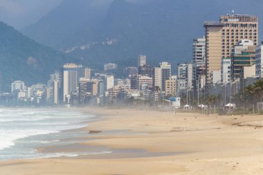 Rio de Janeiro Brezilya 'daki koronavirüs salgınının karantinası sırasında boş ipanema plajı.