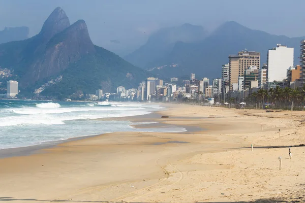 在巴西里奥德加内罗检疫大流行病期间清空了伊帕尼马海滩 — 图库照片