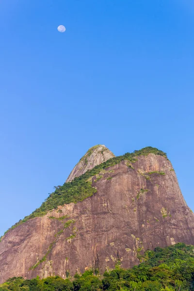 Två Bröder Kulle Med Månen Inställning Rio Janeiro Brasilien — Stockfoto