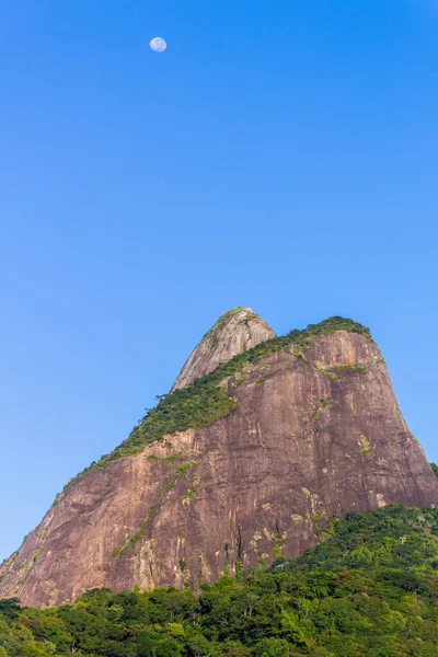 Twee Broeders Heuvel Met Maan Ondergegaan Rio Janeiro Brazilië — Stockfoto