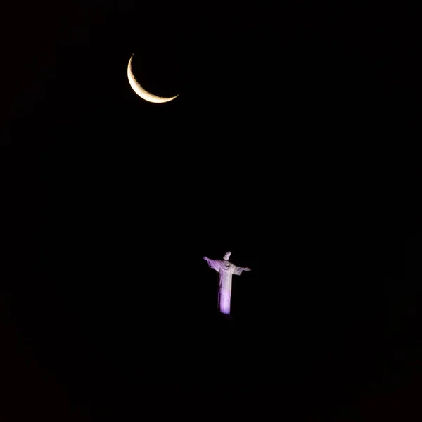 ジャネイロの三日月とキリストの贖い主像 2020年4月26日 リオデジャネイロの美しい夜の三日月とキリストの贖い主像 — ストック写真