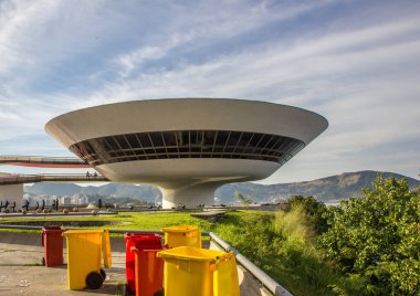 Brezilya 'nın Rio de Janeiro kentindeki Niteri' deki Çağdaş Sanat Müzesi - 18 Temmuz 2015: Oscar Niemeyer 'in bir sanat eseri olan MAC Çağdaş Sanat Müzesi.