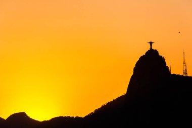 Kurtarıcı İsa 'nın silueti Rio de Janeiro, Brezilya' da güzel bir günbatımı ile 11 Ekim 2014: Kurtarıcı İsa 'nın silueti Rio de Janeiro' da gün batımında güzel turuncu bir gökyüzü ile.